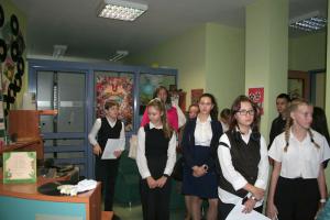 Zwiedzanie biblioteki przez uczestników konkursu wraz z nauczycielami