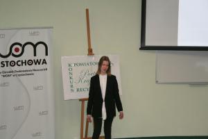 Zwyciężczyni konkursu recytatorskiego podczas recytacji – Matylda Sołtysik