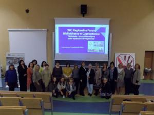 Pamiątkowa fotografia organizatorów, prelegentów i uczestników XIX Regionalnego Forum Bibliotekarzy w Częstochowie