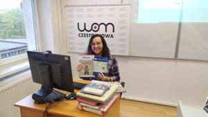 Prowadząca prezentuje literaturę biblioterapeutyczną na szkoleniu online