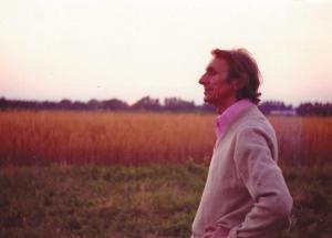 Julian Siemion Siemieński na tle pola z rosnącym zbożem, 1975 r. we Włoszech