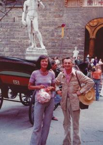 Maria i Julian Siemieńscy z rzeźbą Dawida Michała Anioła Buonarrotiego, czerwiec 1975 r., Florencja
