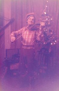 Julian Siemion Siemieński w czasie Świąt Bożego Narodzenia w przebraniu ze skrzypcami