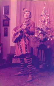 Julian Siemion Siemieński w czasie Świąt Bożego Narodzenia w przebraniu z gitarą