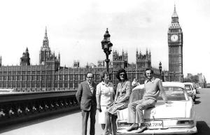 Maria i Julian Siemieńscy w Londynie na tle Wieży Zegarowej i Kompleksu Pałacu Westminsterskiego