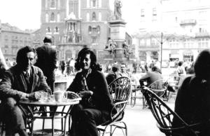 Maria i Julian Siemieńscy przy stoliku krakowskiej kawiarni w Rynku Głównym, Kraków 1972 r.