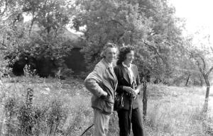 Maria i Julian Siemieńscy w ogrodzie (dumania ?), Wieliczka, sierpień 1972 r.