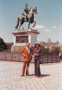 Maria i Julian Siemieńscy przy pomniku konnym króla Henryka IV w Paryżu, w lipcu 1975 r.