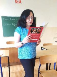 Nauczycielka czyta tekst pt. „Historia o tolerancji. Nowa w klasie”