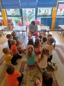 Barbara Wojtczak czyta dzieciom